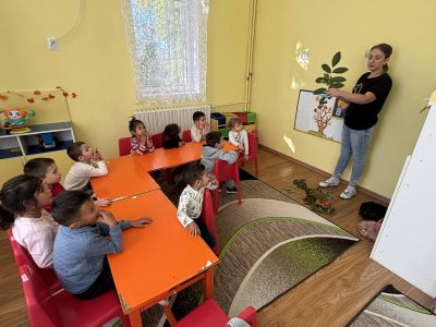 Тема: “Танцуващи листа“  - ДГ Незабравка - Мизия