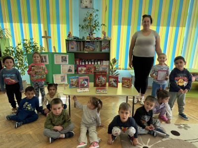 Книжка Веселушка прочете на децата любимата приказка „Трите прасенца“ - ДГ Незабравка - Мизия
