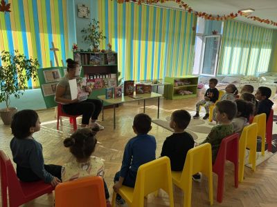 Книжка Веселушка прочете на децата любимата приказка „Трите прасенца“ - ДГ Незабравка - Мизия