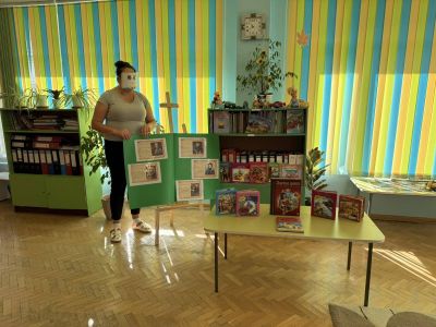 Книжка Веселушка прочете на децата любимата приказка „Трите прасенца“ - ДГ Незабравка - Мизия