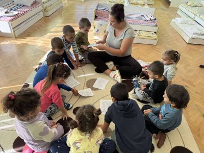 Книжка Веселушка прочете на децата любимата приказка „Трите прасенца“ - ДГ Незабравка - Мизия