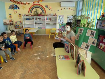 Книжка Веселушка прочете на децата любимата приказка „Трите прасенца“ - ДГ Незабравка - Мизия