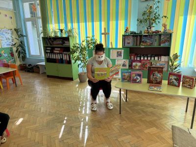 Книжка Веселушка прочете на децата любимата приказка „Трите прасенца“ - ДГ Незабравка - Мизия