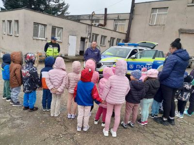 База "Здравец", с.Крушовица гостуваха представители на КАТ - Пътна полиция към ПУ гр. Мизия - ДГ Незабравка - Мизия