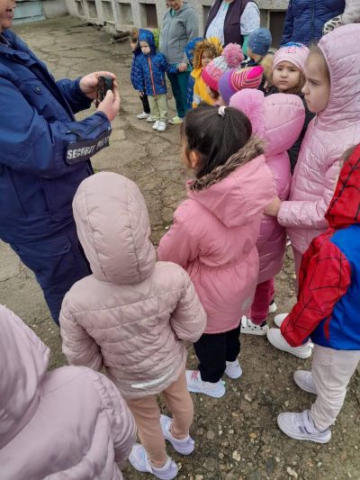 База "Здравец", с.Крушовица гостуваха представители на КАТ - Пътна полиция към ПУ гр. Мизия - ДГ Незабравка - Мизия