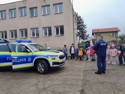 База "Здравец", с.Крушовица гостуваха представители на КАТ - Пътна полиция към ПУ гр. Мизия - ДГ Незабравка - Мизия