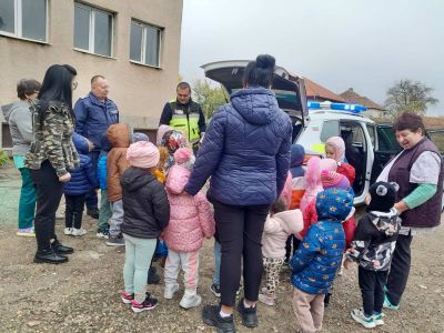 База "Здравец", с.Крушовица гостуваха представители на КАТ - Пътна полиция към ПУ гр. Мизия - ДГ Незабравка - Мизия