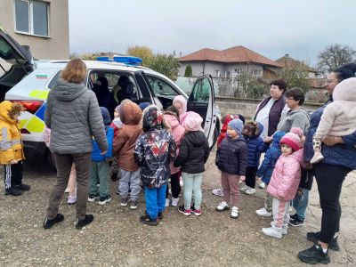 База "Здравец", с.Крушовица гостуваха представители на КАТ - Пътна полиция към ПУ гр. Мизия - ДГ Незабравка - Мизия