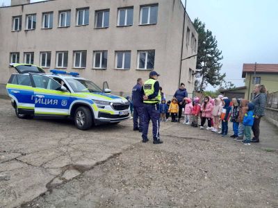 База "Здравец", с.Крушовица гостуваха представители на КАТ - Пътна полиция към ПУ гр. Мизия - ДГ Незабравка - Мизия