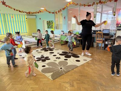 Тема: „Есенни песни и танци“  - ДГ Незабравка - Мизия