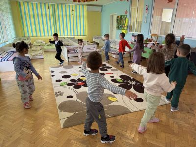 Тема: „Есенни песни и танци“  - ДГ Незабравка - Мизия