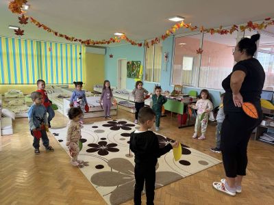 Тема: „Есенни песни и танци“  - ДГ Незабравка - Мизия