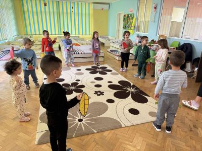 Тема: „Есенни песни и танци“  - ДГ Незабравка - Мизия