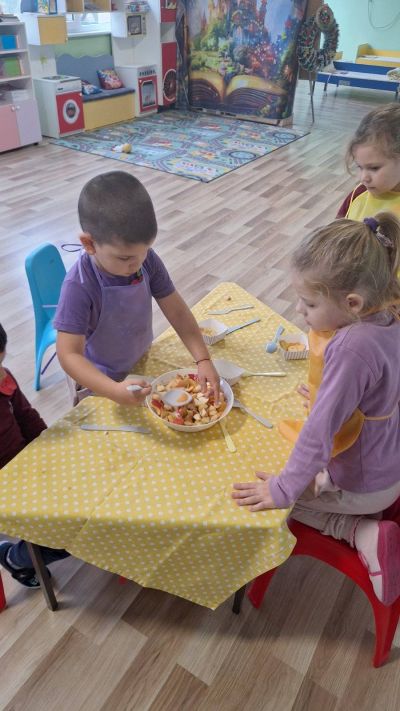 Тема: "Плодовете и зеленчуците полезни храни - весела плодова салата." - ДГ Незабравка - Мизия