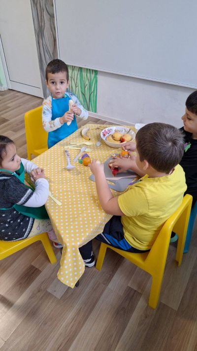 Тема: "Плодовете и зеленчуците полезни храни - весела плодова салата." - ДГ Незабравка - Мизия