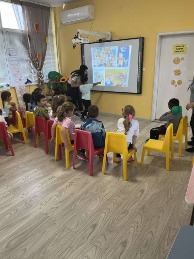 Приказките: „Вълкът и седемте козлета“, „Косе Босе“, „Мечо Пух“, „Грозното патенце“. - ДГ Незабравка - Мизия