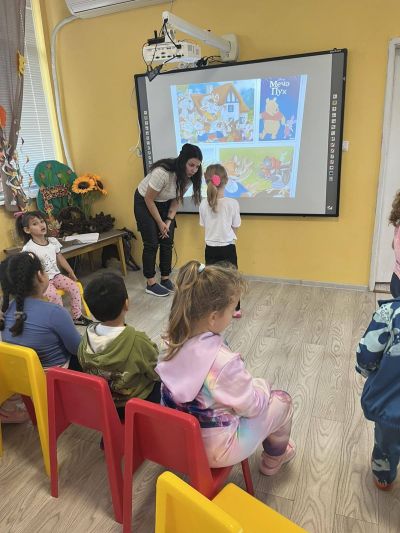 Приказките: „Вълкът и седемте козлета“, „Косе Босе“, „Мечо Пух“, „Грозното патенце“. - ДГ Незабравка - Мизия