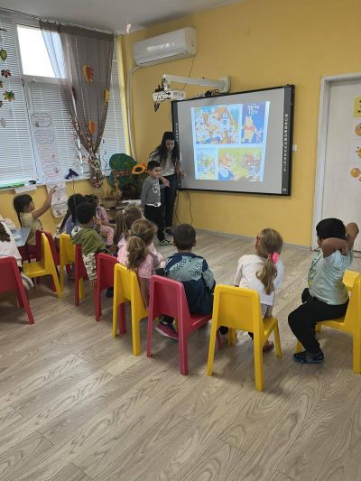 Приказките: „Вълкът и седемте козлета“, „Косе Босе“, „Мечо Пух“, „Грозното патенце“. - ДГ Незабравка - Мизия