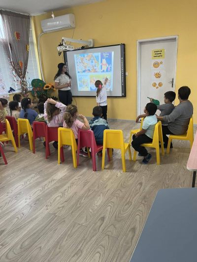 Приказките: „Вълкът и седемте козлета“, „Косе Босе“, „Мечо Пух“, „Грозното патенце“. - ДГ Незабравка - Мизия