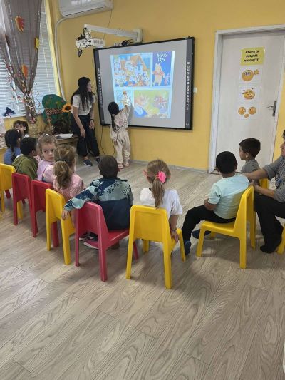 Приказките: „Вълкът и седемте козлета“, „Косе Босе“, „Мечо Пух“, „Грозното патенце“. - ДГ Незабравка - Мизия