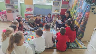 Tема: "Плодовете и зеленчуците полезни храни - Приказка за краставицата и домата."  - ДГ Незабравка - Мизия