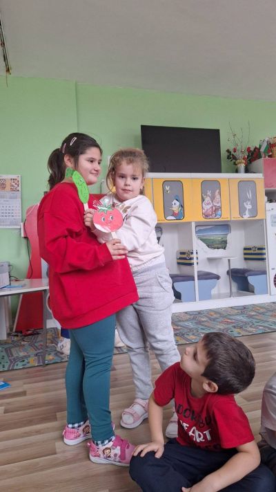 Tема: "Плодовете и зеленчуците полезни храни - Приказка за краставицата и домата."  - ДГ Незабравка - Мизия