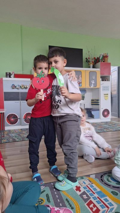 Tема: "Плодовете и зеленчуците полезни храни - Приказка за краставицата и домата."  - ДГ Незабравка - Мизия