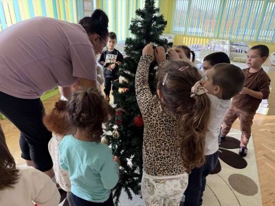 „Магията на светлинките: Елхата, която оживява нощем“ - ДГ Незабравка - Мизия