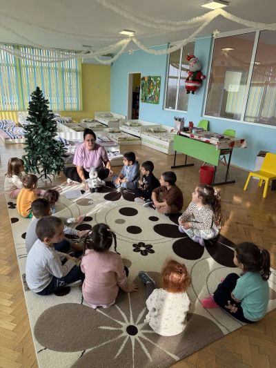 „Магията на светлинките: Елхата, която оживява нощем“ - ДГ Незабравка - Мизия