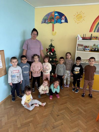 „Магията на светлинките: Елхата, която оживява нощем“ - ДГ Незабравка - Мизия
