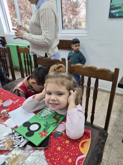 Tема: „Помощниците на Дядо Коледа – изработка на картичка за дома за възрастни хора“ - ДГ Незабравка - Мизия