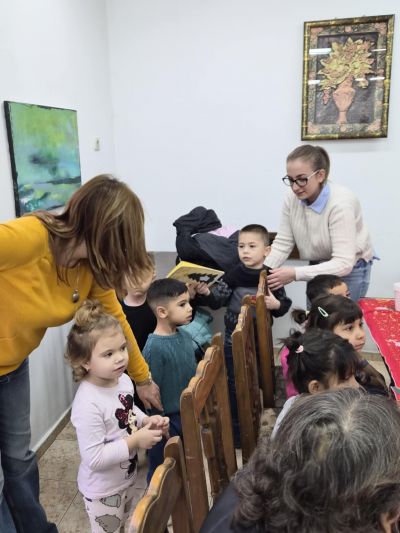 Tема: „Помощниците на Дядо Коледа – изработка на картичка за дома за възрастни хора“ - ДГ Незабравка - Мизия