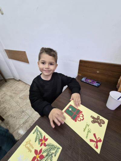 Tема: „Помощниците на Дядо Коледа – изработка на картичка за дома за възрастни хора“ - ДГ Незабравка - Мизия