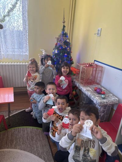 Тема: “Украса за елха – Елхата с послания“ - ДГ Незабравка - Мизия