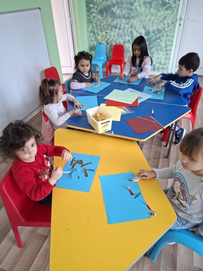  Тема: "Изследваме цветовете в природата" - ДГ Незабравка - Мизия