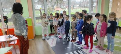 Тема: "Светофарът и неговите цветове" - ДГ Незабравка - Мизия