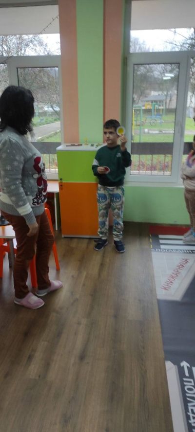 Тема: "Светофарът и неговите цветове" - ДГ Незабравка - Мизия