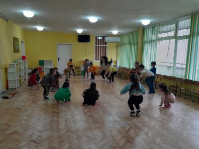 Дейност: "Забавна спортна сутрин", посветена на заниманието "Обичам да спортувам" - ДГ Незабравка - Мизия