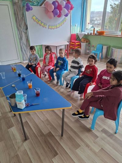 Тема: "Експерименти -дъга в чаша и лава бълбукане" - ДГ Незабравка - Мизия