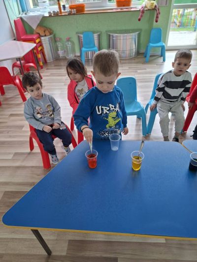 Тема: "Експерименти -дъга в чаша и лава бълбукане" - ДГ Незабравка - Мизия