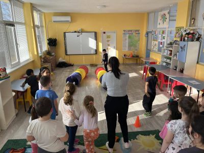 Тема: „Обичам да спортувам: Спортна щафета - весела надпревара“ - ДГ Незабравка - Мизия