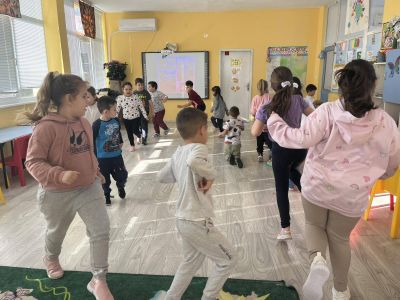Тема: „Обичам да спортувам: Спортувам и рисувам“  - ДГ Незабравка - Мизия