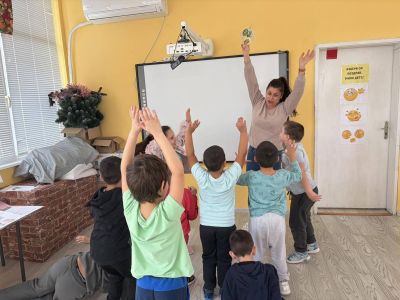 Тема: „Здрави, силни и весели- със спорт и вкусни зеленчуци: Спортен старт- весело загряване“ - ДГ Незабравка - Мизия
