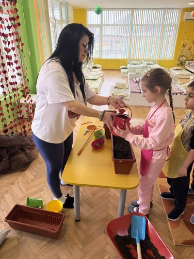 Тема: „Здрави, силни и весели – със спорт и вкусни зеленчуци“, с практическа дейност „Засаждам с любов“. - ДГ Незабравка - Мизия