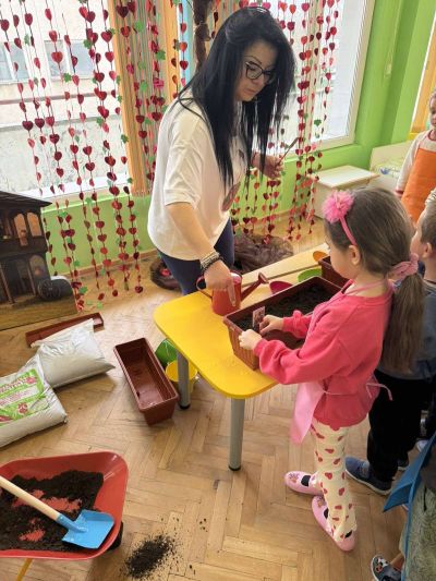 Тема: „Здрави, силни и весели – със спорт и вкусни зеленчуци“, с практическа дейност „Засаждам с любов“. - ДГ Незабравка - Мизия