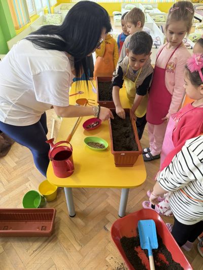 Тема: „Здрави, силни и весели – със спорт и вкусни зеленчуци“, с практическа дейност „Засаждам с любов“. - ДГ Незабравка - Мизия