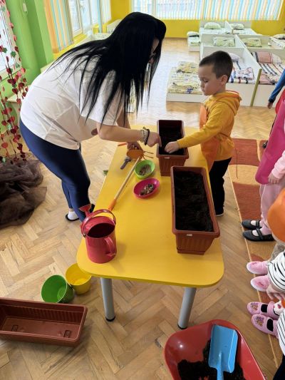 Тема: „Здрави, силни и весели – със спорт и вкусни зеленчуци“, с практическа дейност „Засаждам с любов“. - ДГ Незабравка - Мизия