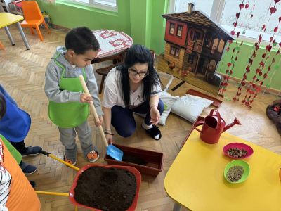 Тема: „Здрави, силни и весели – със спорт и вкусни зеленчуци“, с практическа дейност „Засаждам с любов“. - ДГ Незабравка - Мизия