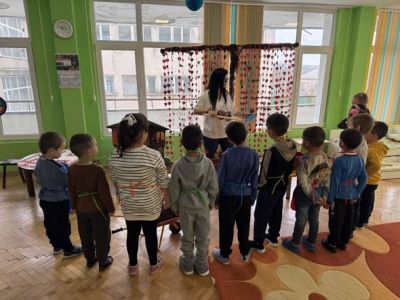 Тема: „Здрави, силни и весели – със спорт и вкусни зеленчуци“, с практическа дейност „Засаждам с любов“. - ДГ Незабравка - Мизия