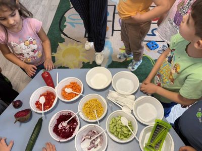 Тема: „Здрави, силни и весели - със спорт и вкусни зеленчуци: Зеленчукова дъга - какво ядем днес?“ - ДГ Незабравка - Мизия